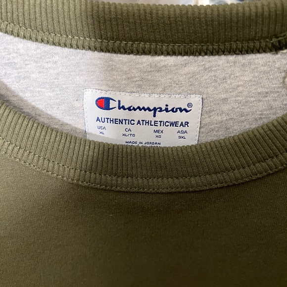 Champion Crewneck - Picture 3 of 4